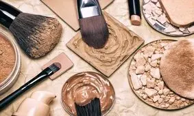 خوابیدن با آرایش با پوستتان چه می‌کند؟