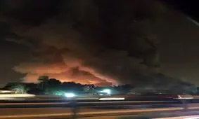 آتش سوزی گسترده انبار ۵ هزار متری را با خاک یکسان کرد!