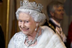 ملکه مدیر اینستا و توییتر می‌خواهد / یک وعده غذای گرم و ۸۵۰ میلیون تومان حقوق