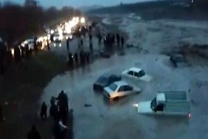 فیلم/ صحنه‌هایی هولناک از سیل در آذرشهر/ از شکستن پل‌ها تا گیر افتادن خودروها