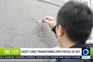 فیلم| نقاشی روی شیشه خاک‌گرفته خودروها در چین!