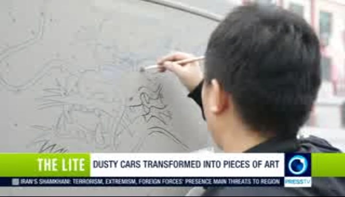 فیلم| نقاشی روی شیشه خاک‌گرفته خودروها در چین!