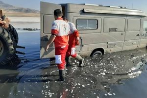 ۸ ساعت تلاش برای رهاسازی خودروی گردشگر فرانسوی از دریاچه ارومیه