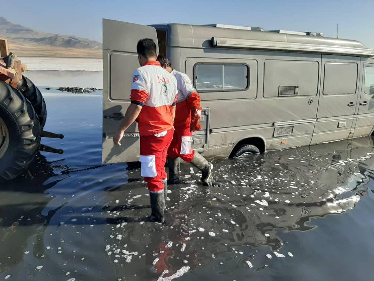 ۸ ساعت تلاش برای رهاسازی خودروی گردشگر فرانسوی از دریاچه ارومیه