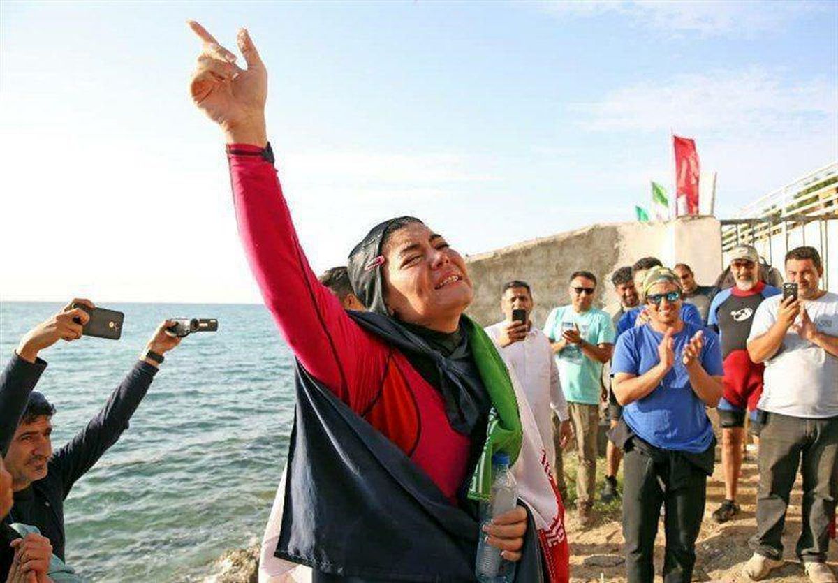 دختر ایرانی رکورد جهانی شنا با دست بسته را جابه‌جا کرد