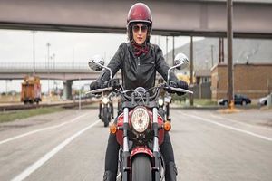 موتورسواری زنان مغایرتی با قانون ندارد+ فیلم