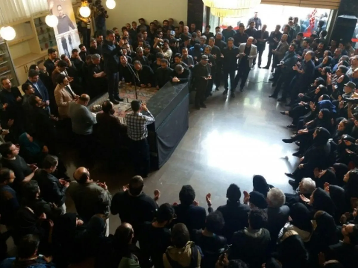 فیلمی از مراسم تشییع عارف لرستانی روی دستان هنرمندان