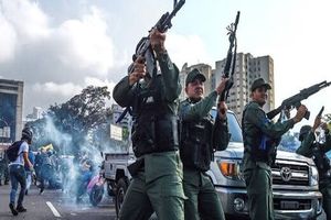 حمله به مراکز نظامی در ونزوئلا/یک فرمانده به گروگان گرفته شد