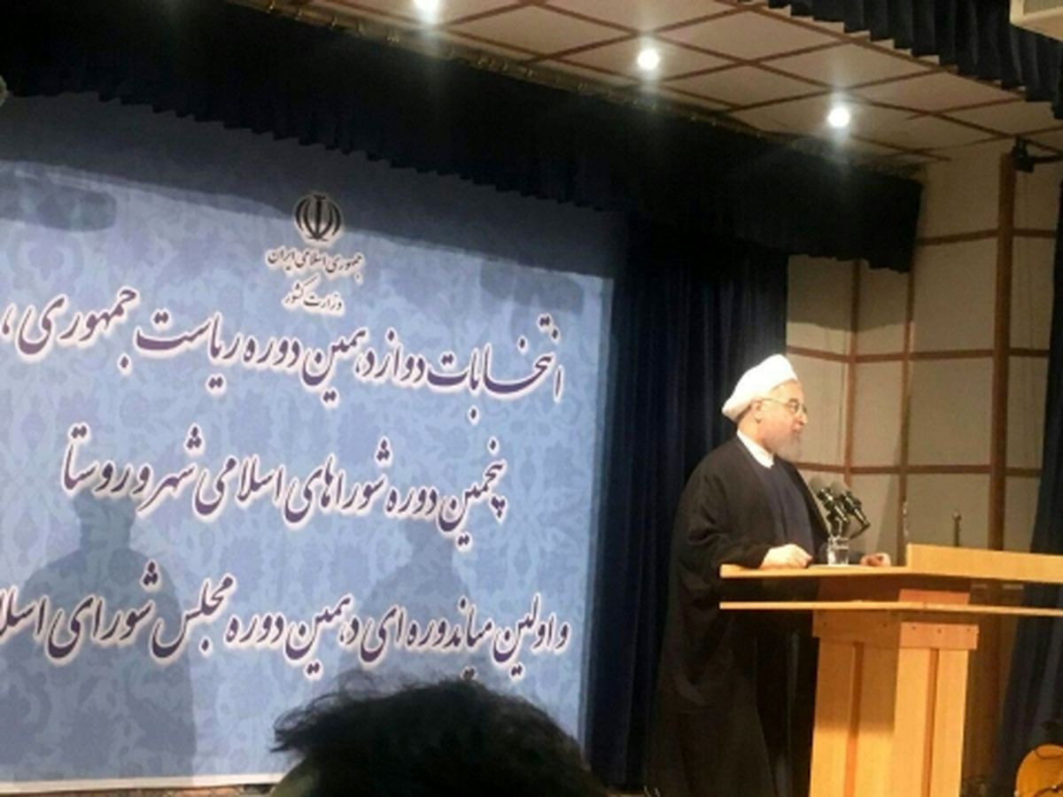 رئیس جمهور در ساختمان فاطمی / روحانی با شعار حفظ برجام آمد