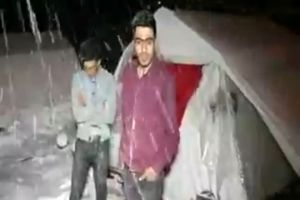 فیلم| نوزاد شیرخواره و زن حامله در چادر زیر برف در مناطق زلزله‌زده آذربایجان