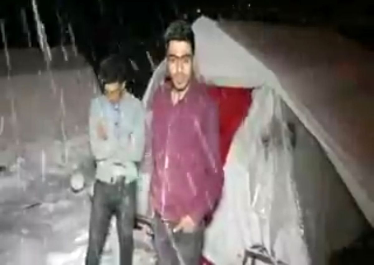 فیلم| نوزاد شیرخواره و زن حامله در چادر زیر برف در مناطق زلزله‌زده آذربایجان