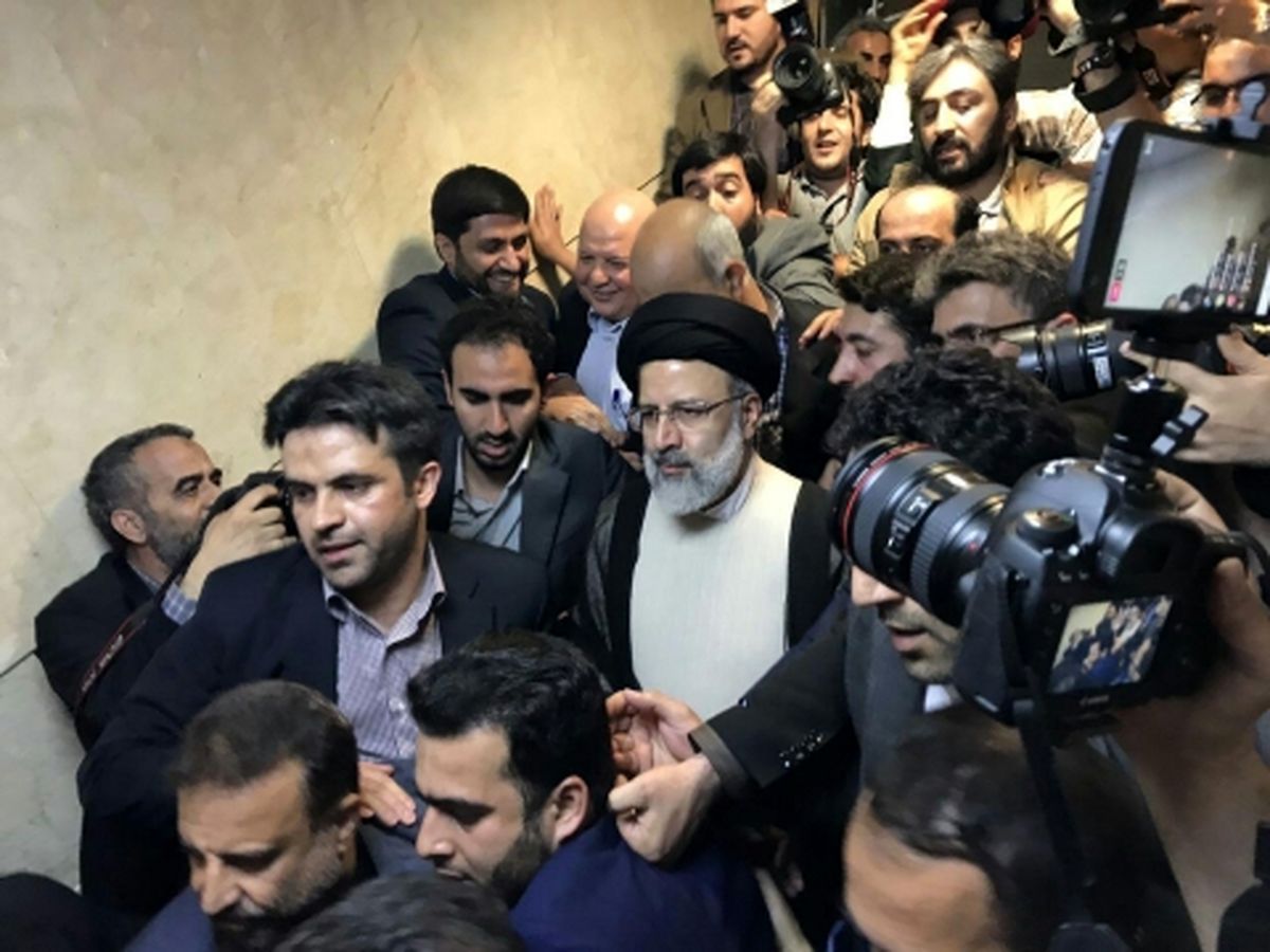 استقبال از حجت الاسلام رييسي با شعار "صل علی محمد بوی بهشتی آمد" جهت ثبت نام در انتخابات
