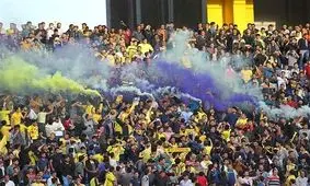 رونمایی از پرچم ۴۰۰ متری سپاهانی‌ها/ "شجاع" با دسته گل به سمت هواداران سپاهان رفت