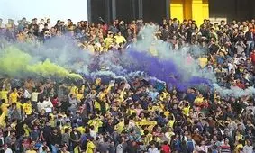 رونمایی از پرچم ۴۰۰ متری سپاهانی‌ها/ "شجاع" با دسته گل به سمت هواداران سپاهان رفت