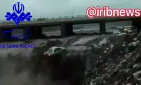 فیلم/سقوط خودروهای گرفتار در سیل به دره چائی آذرشهر آذربايجان شرقی