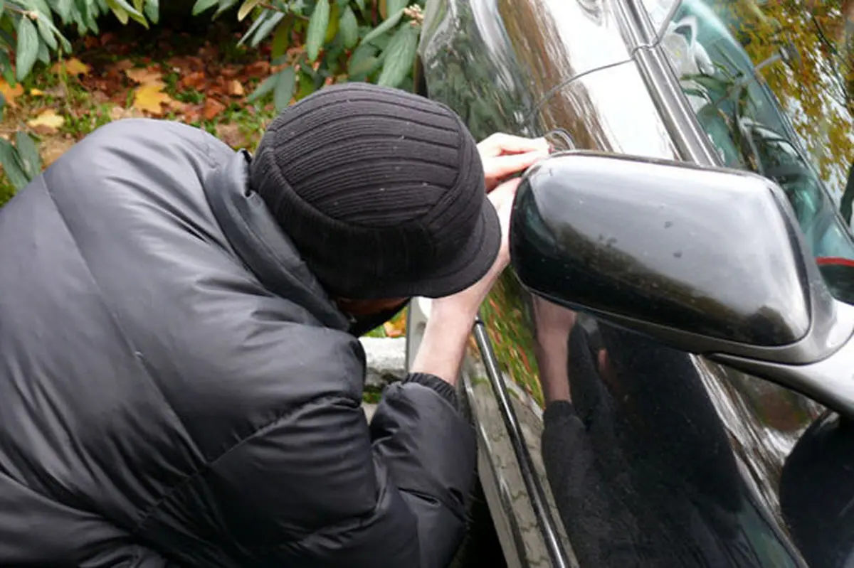 دستگیری سارق باطری خودروهای غرب پایتخت و مالخر اموال سرقتی