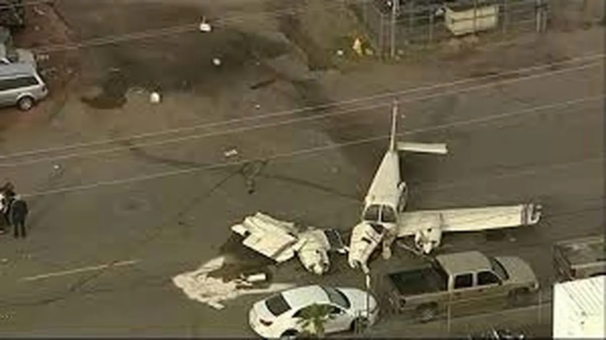 فرود ناموفق هواپیمای سانحه‌دیده در خیابان / فیلم