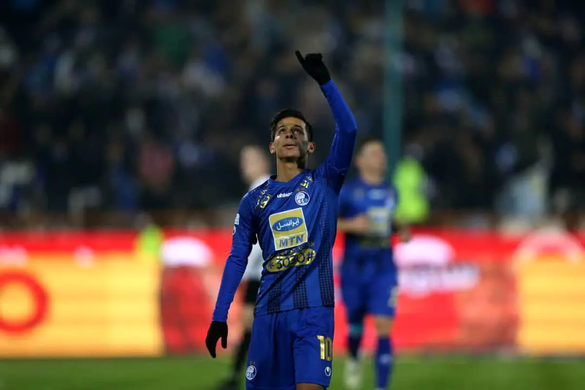 استقلال بدون سرمربی در صدر