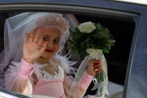 تصاویر| تحقق رؤیای دختر سرطانی با لباس عروس صورتی در اهواز