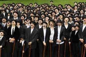 گردهمایی «ولگرد»ها در سالروز تولد یکی از بزرگان سینما/ عکس