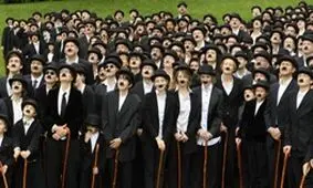 گردهمایی «ولگرد»ها در سالروز تولد یکی از بزرگان سینما/ عکس