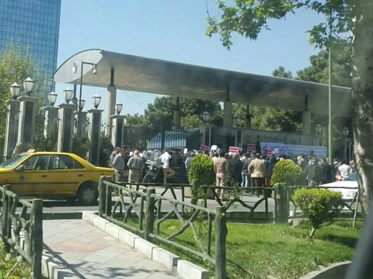 تصویری از تجمع امروز سرمایه گذاران آرمان در برابر بانک مرکزی