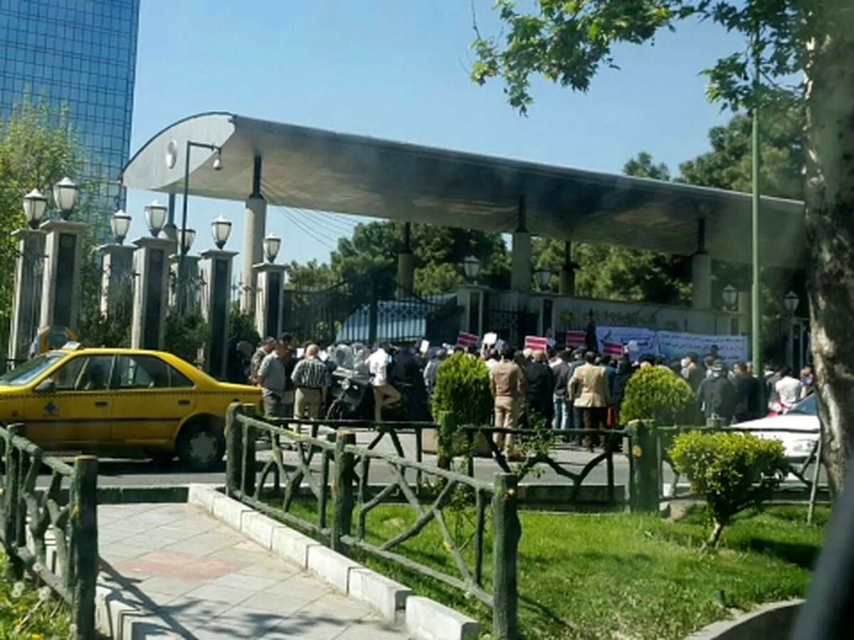 فیلم/ بی تفاوتی مسئولان به تجمع سپردهگذاران موسسه آرمان مقابل ساختمان بانک مرکزی