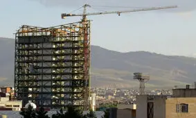 سقوط ترسناک اشیا از ساختمانی نیمه‌کاره در تهران روی سر مردم + فیلم