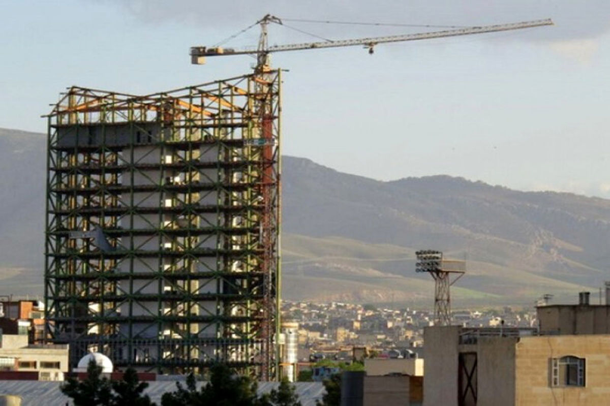 سقوط ترسناک اشیا از ساختمانی نیمه‌کاره در تهران روی سر مردم + فیلم