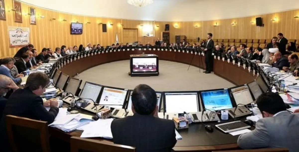 حاشیه‌های پررنگ‌تر از متن آخرین بودجه قرن / از شایعه استعفای روحانی تا عزم مجلس برای بنزین ۱۵۰۰ تومانی + فیلم