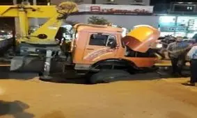 نشست زمین در اهواز یک جرثقیل را بلعید