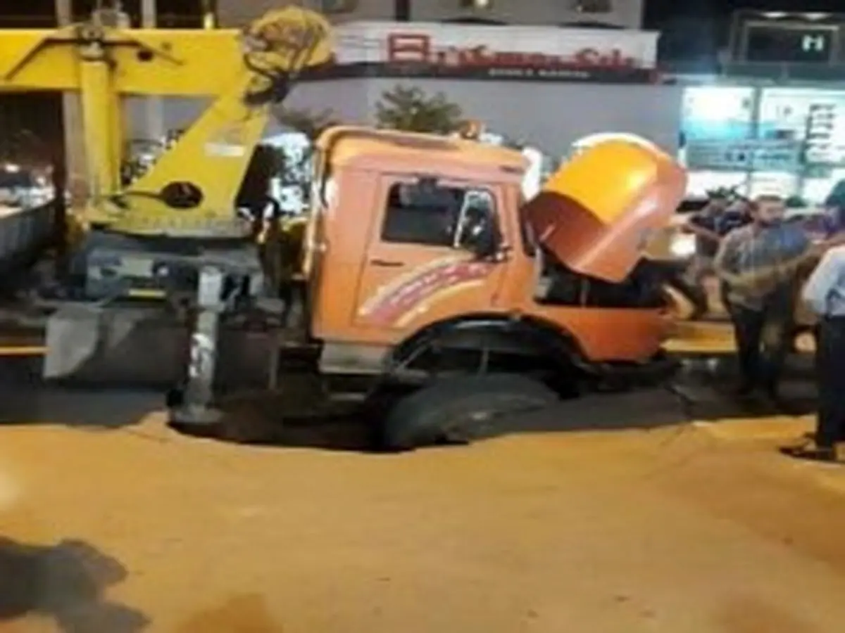 نشست زمین در اهواز یک جرثقیل را بلعید