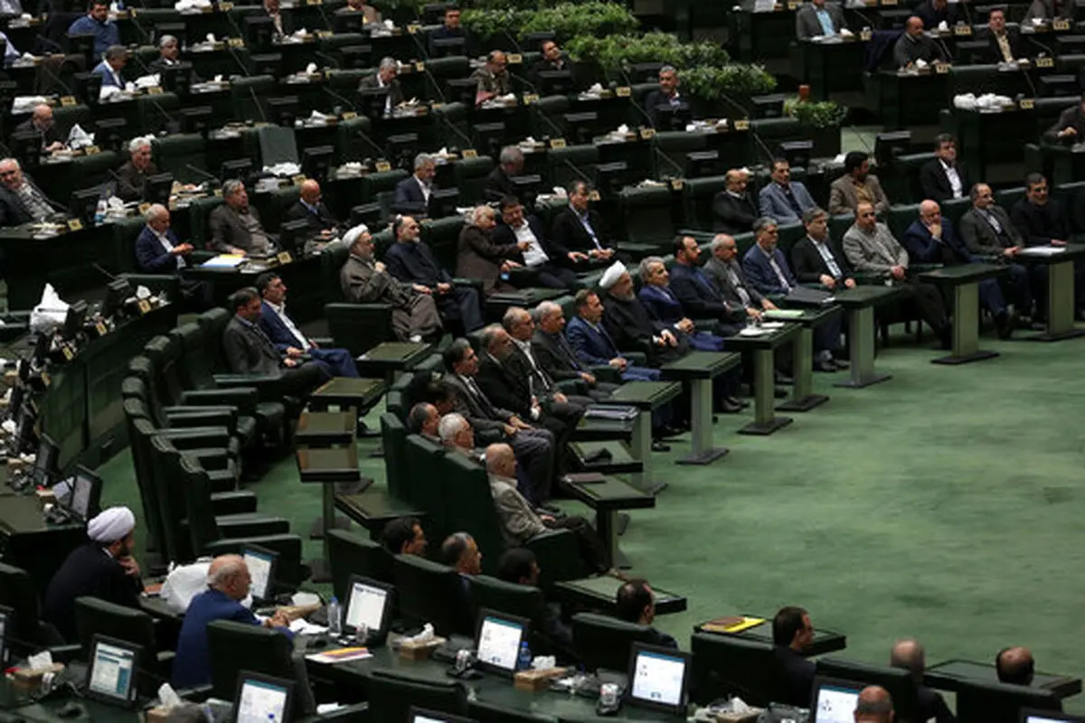 واکنش همتی به طرح جدید بانکداری: از شوک به عمود خیمه در تحریم حذر کنید