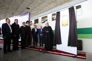 روحانی با قطار شهری به هشتگرد رفت / افتتاح قطار برقی گلشهر به شهر جدید هشتگرد + عکس