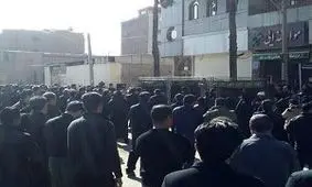 فیلم| عزاداری مردم کرمان مقابل منزل پدری حاج قاسم سلیمانی!