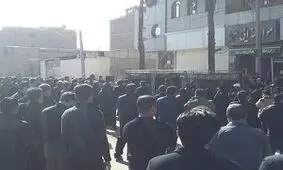 فیلم| عزاداری مردم کرمان مقابل منزل پدری حاج قاسم سلیمانی!