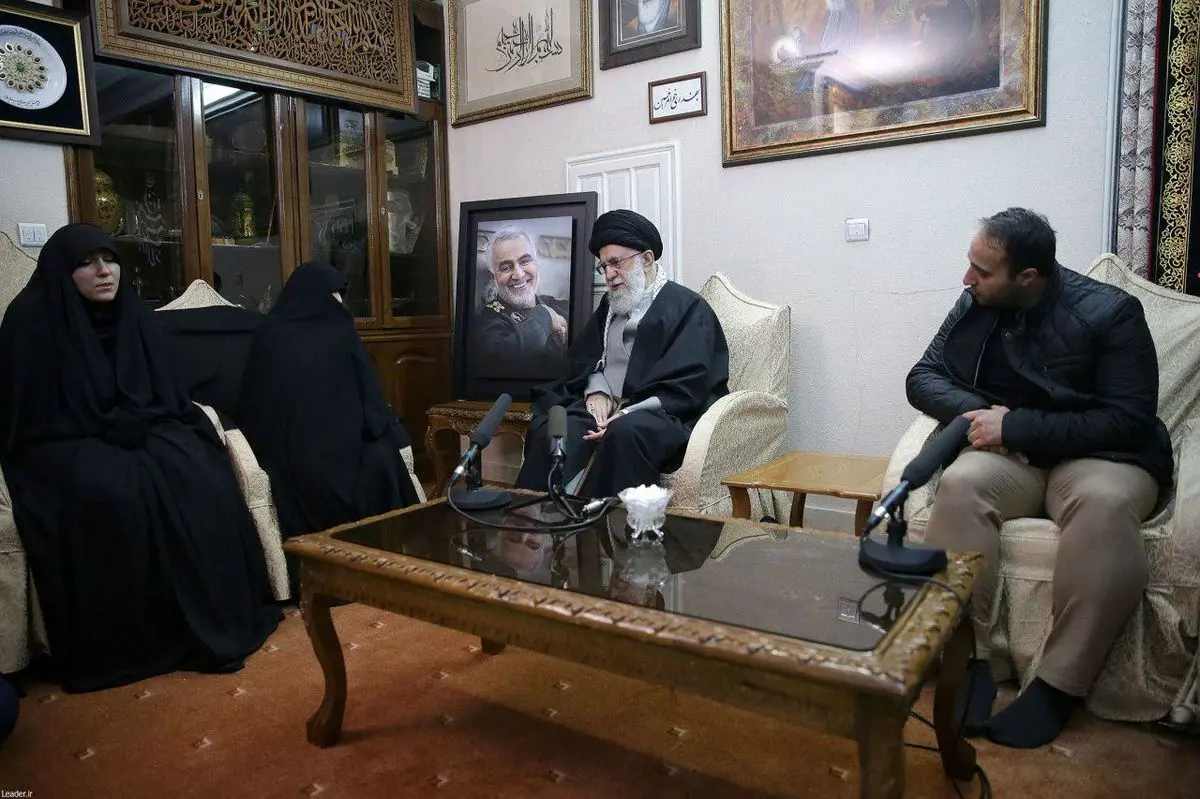 حضور رهبر معظم انقلاب اسلامی در منزل سردار شهید سپهبد سلیمانی