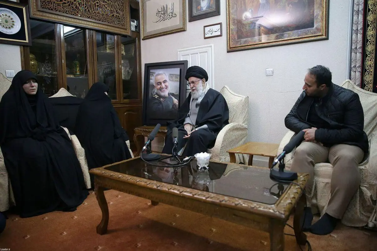 حضور رهبر معظم انقلاب اسلامی در منزل سردار شهید سپهبد سلیمانی