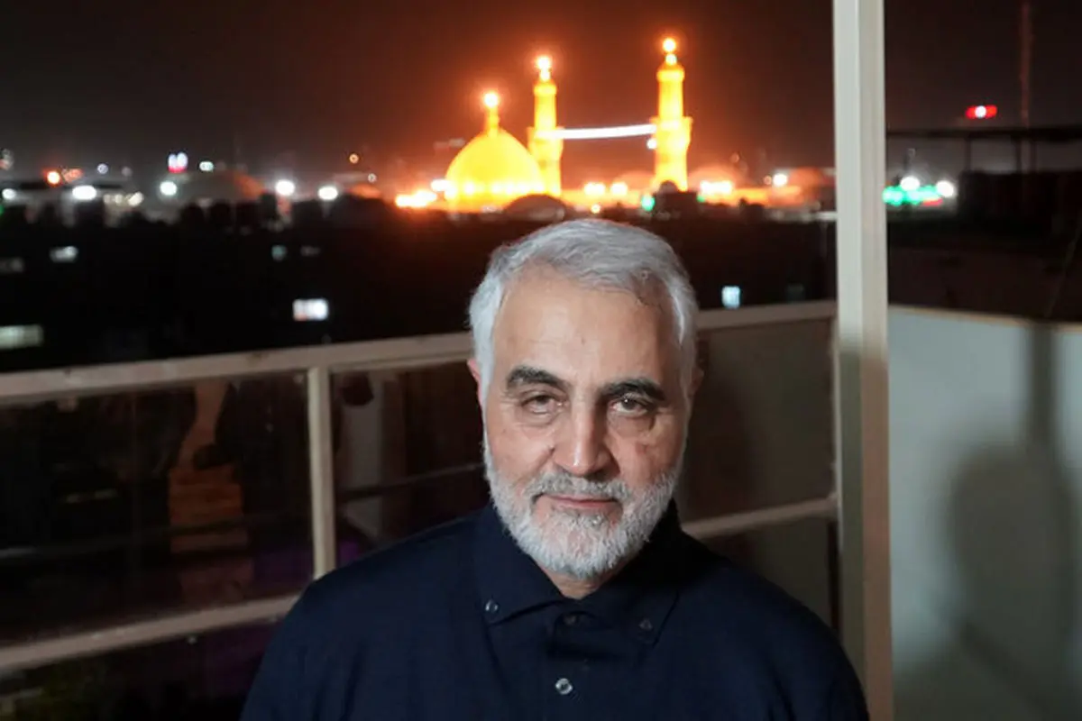 اقامه اذان مغرب در کنار پیکر شهدای حمله تروریستی آمریکا