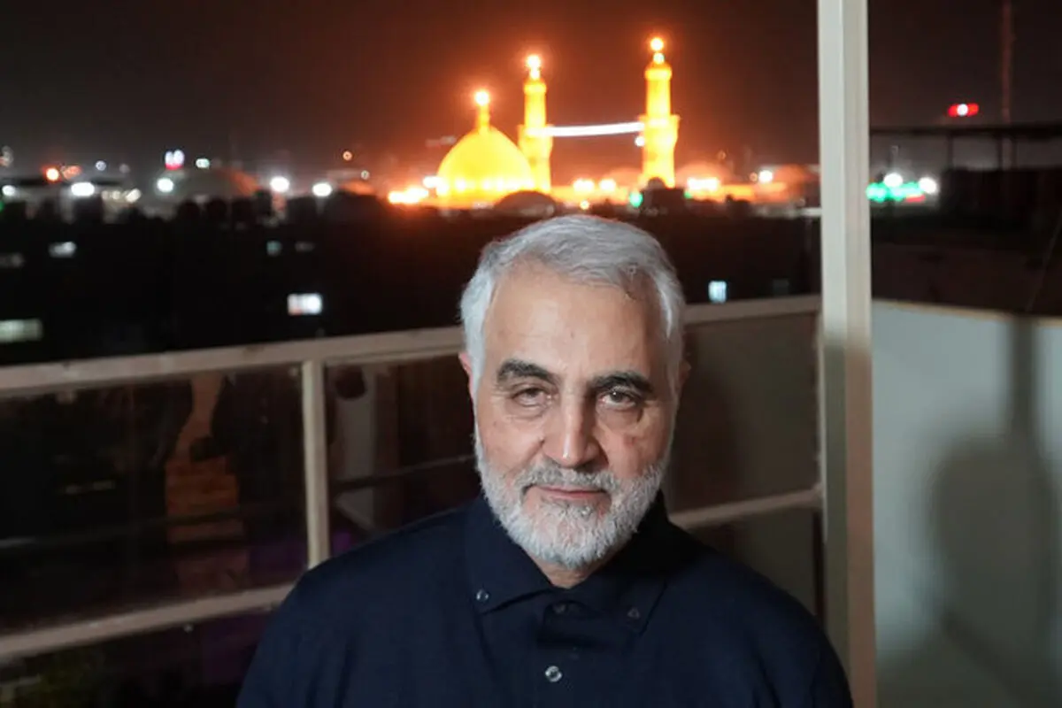 اقامه اذان مغرب در کنار پیکر شهدای حمله تروریستی آمریکا