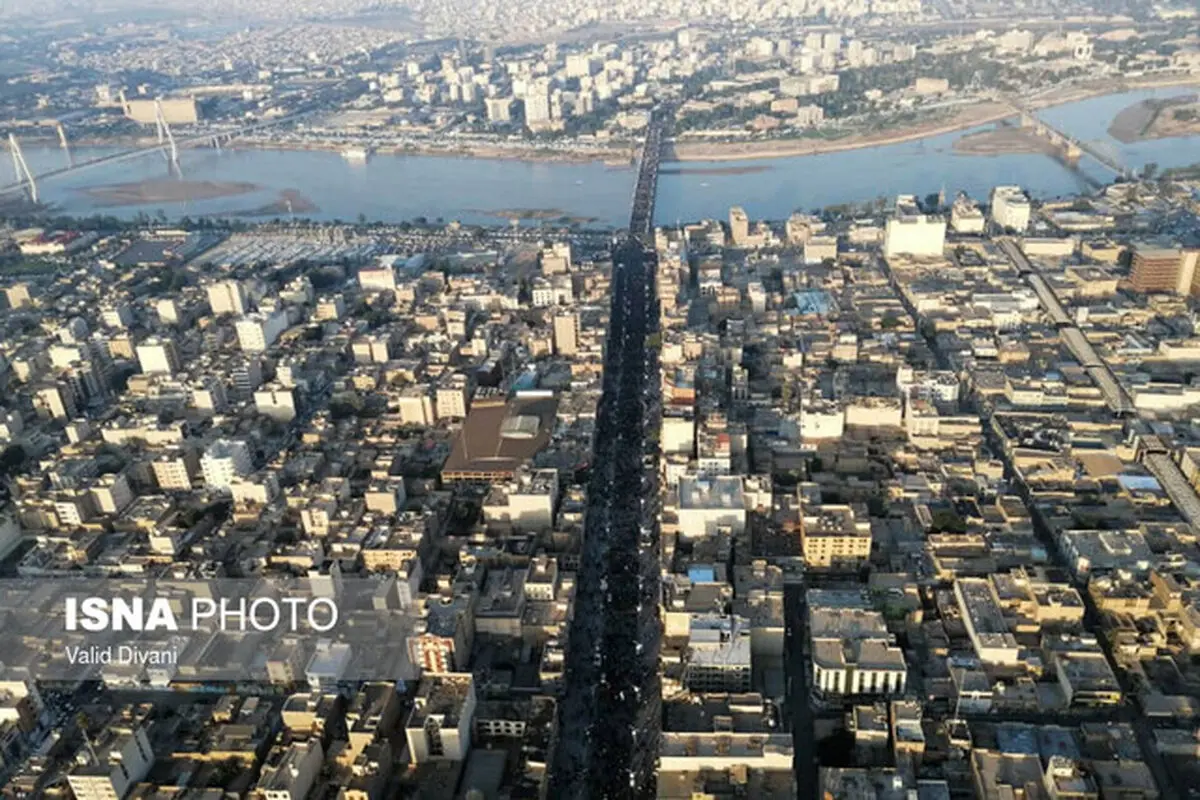 پیکر سردار سلیمانی وارد جمعیت شد / عکس