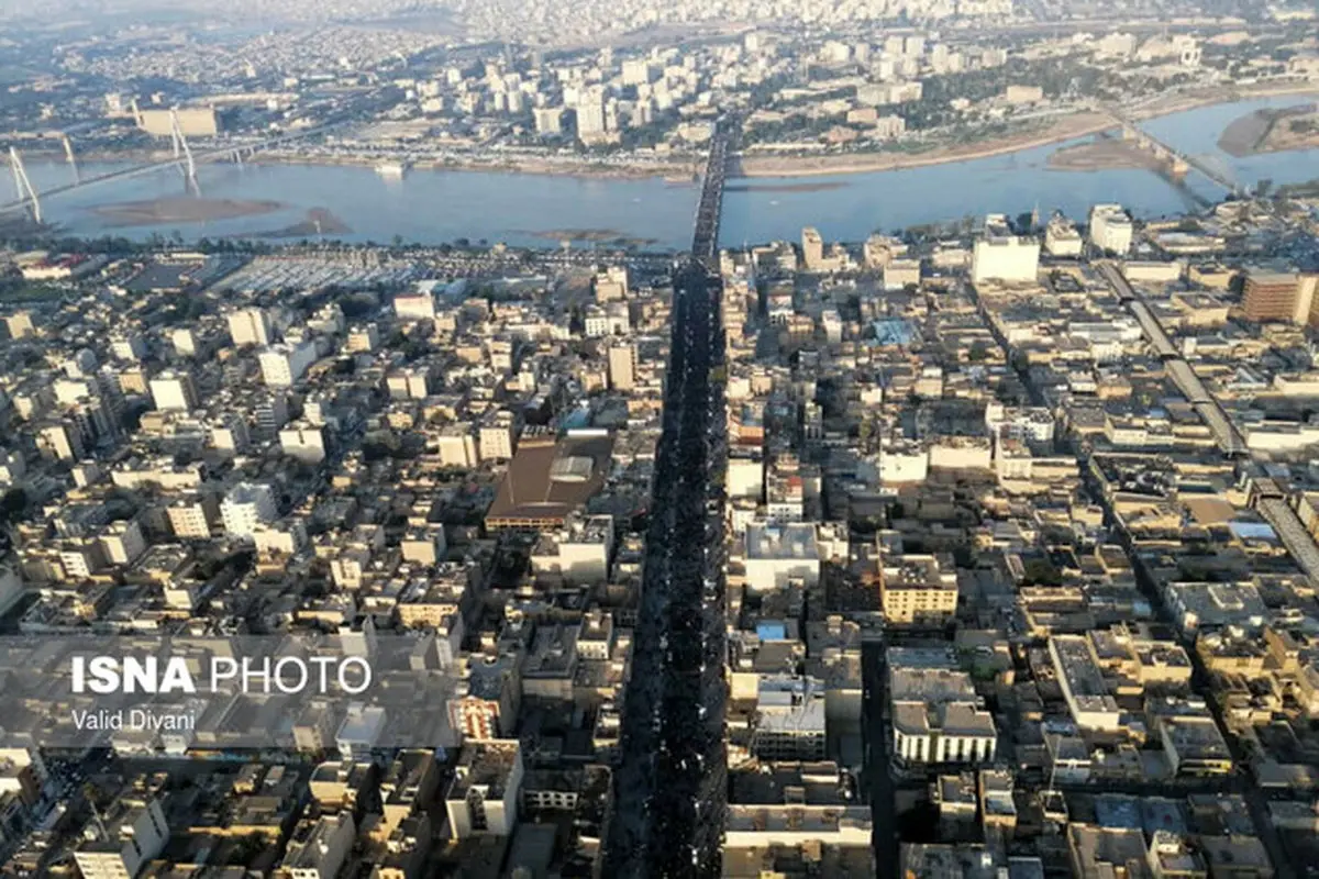 پیکر سردار سلیمانی وارد جمعیت شد / عکس