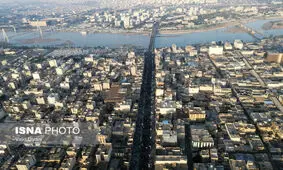 پیکر سردار سلیمانی وارد جمعیت شد / عکس