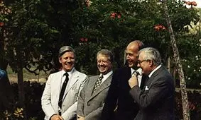 ژیسکار دستن: نظر من این بود که باید از شاه پشتیبانی کرد/ کارتر: هر سه آن‌ها فکر می‌کردند که شاه باید ایران را ترک کند