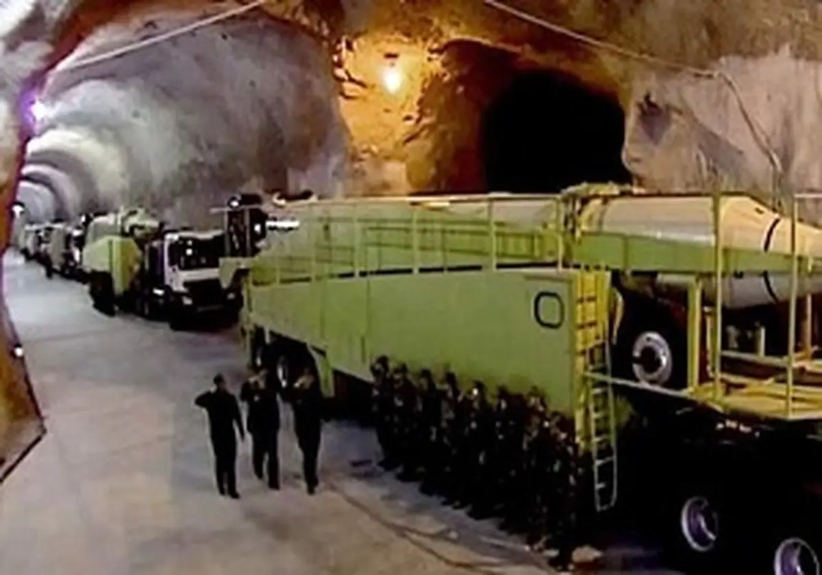 آماده‌سازی و پرتاب موشک‌ها به پایگاه نظامیان تروریست آمریکایی در عین الاسد عراق + فیلم