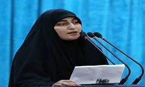 عکسی از دختر سردار سلیمانی، سلاح به دست در نماز جمعه کرمان