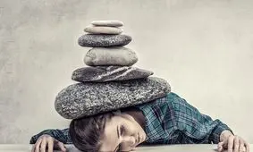 چگونه به شخصی که در حال مبارزه با افسردگی است کمک کنیم؟