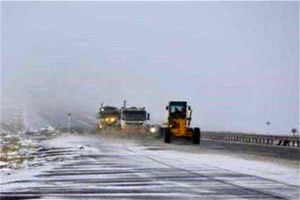 آزادراه خرم‌آباد ـ پل زال مسدود شد؛ گرفتار شدن خودروها در جاده