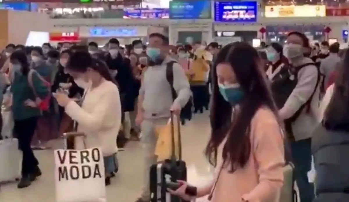 فیلم| مردم شهر وهان در تلاش برای فرار از بیماری مرگبار