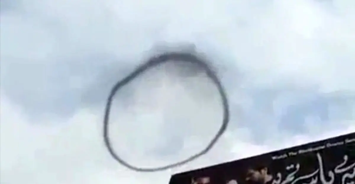 فیلم| ظهور حلقه سیاه در آسمان پاکستان و تئوری‌های مختلف درباره آن